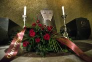 Rektor UK a kardinál Dominik Duka uctili u hrobu Karla IV. položením věnců výročí jeho narození