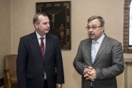 Rektor Univerzity Karlovy převzal od velvyslance Lotyšské republiky unikátní faksimilii alba Terra Mariana