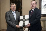 Rektor Univerzity Karlovy převzal od velvyslance Lotyšské republiky unikátní faksimilii alba Terra Mariana